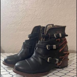 Free Birds Size 6. Color black